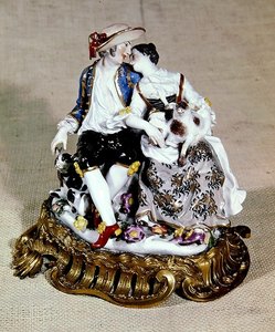 Figuras de Meissen de un pastor y una pastora, montadas en bases de rocalla estilo Luis XV